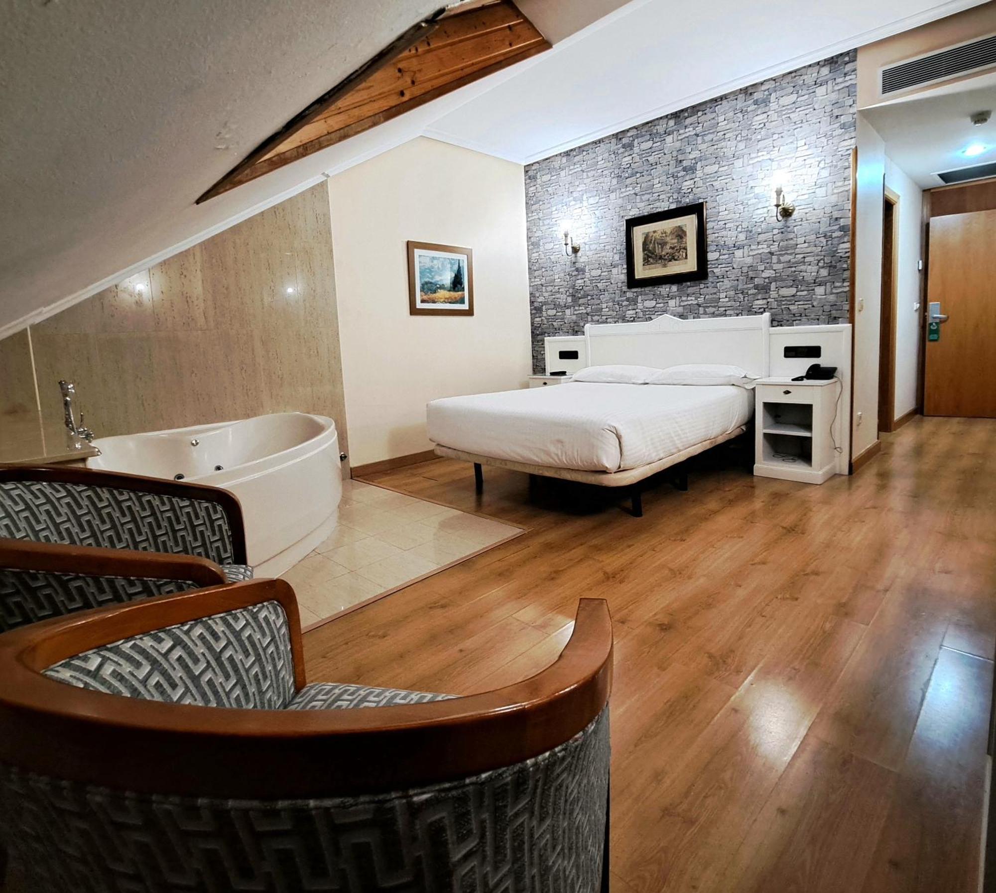 Hotel Ciudad Cangas De Onis Bagian luar foto